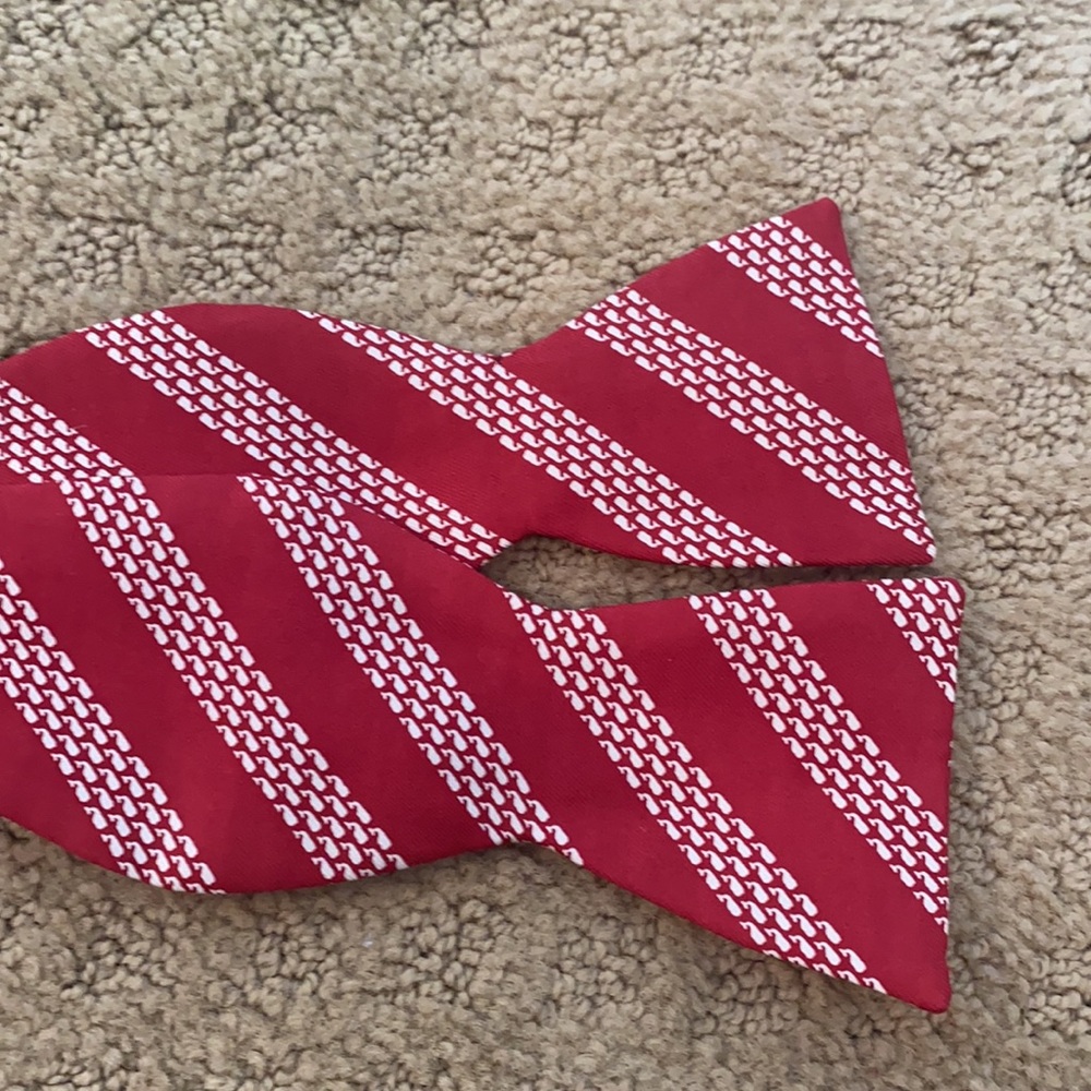 Vineyard vines men’s bow tie maroon color